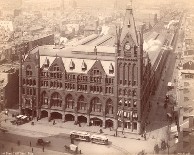 ペンシルベニア鉄道駅、ペンスクエアのマーケットストリートウェスト、1889（アルブメンプリント） 作： American Photographer